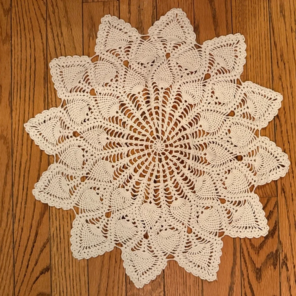 9.6.a Vtg Handmade Crochet Pineapple Doily Ecru Lace Round Table Topper Cottage
